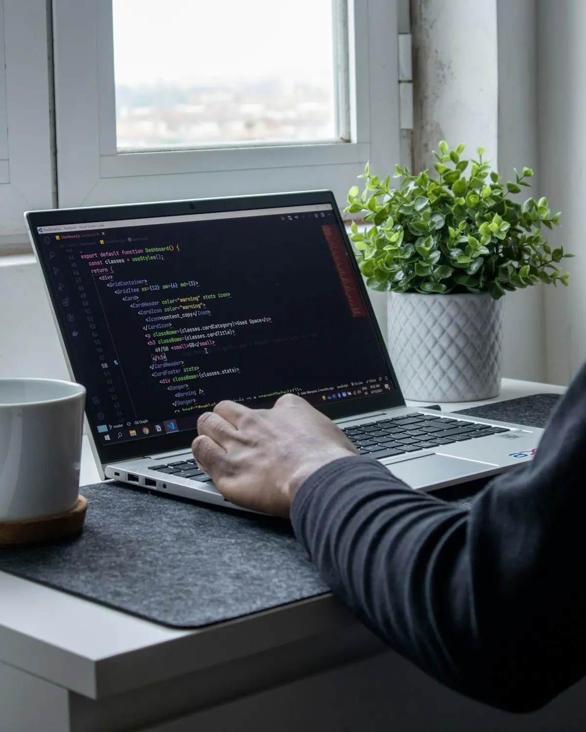 Développeur web travaillant sur un ordinateur portable — illustration article sur les prestataires web